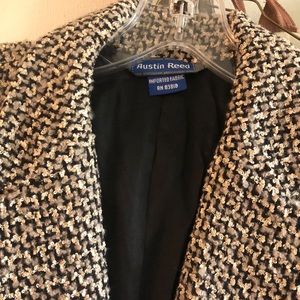 Size 14 women’s sports coat. Brand: Austin Reed